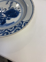 Une coupe en porcelaine de Chine en bleu et blanc &agrave; d&eacute;cor de chrysanth&egrave;mes et d'un po&egrave;me, marque et &eacute;poque de Tianqi